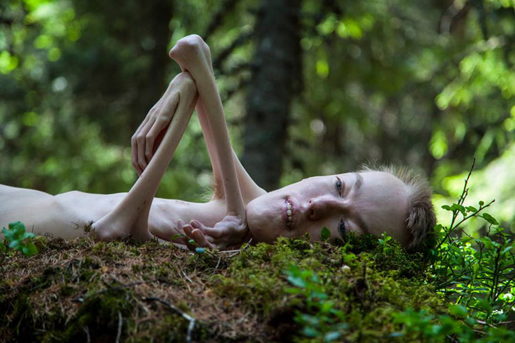 Este político noruego inspira al mundo con sus fotos desnudo en el bosque