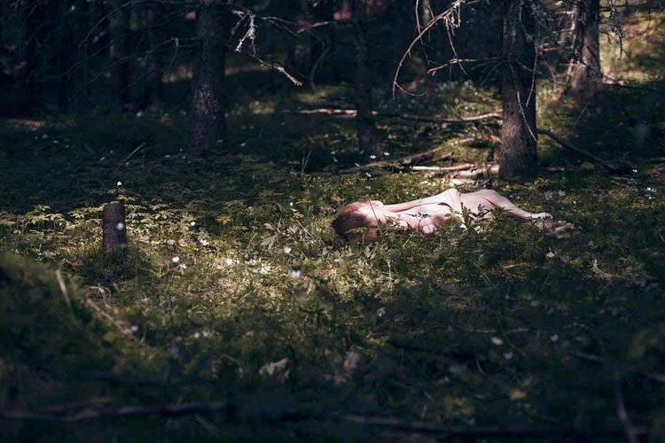 Este político noruego inspira al mundo con sus fotos desnudo en el bosque