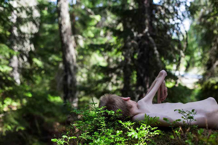 Este político noruego inspira al mundo con sus fotos desnudo en el bosque