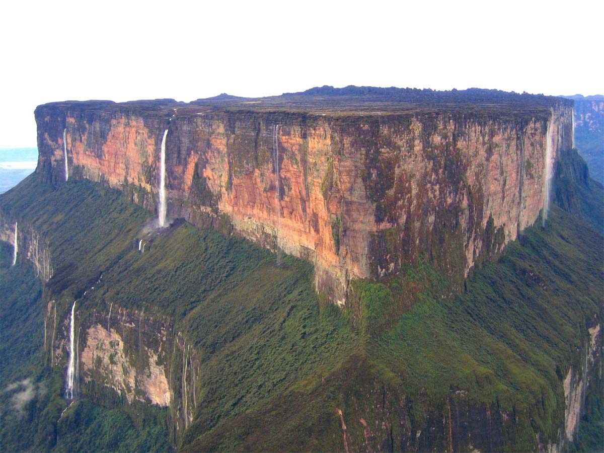 El misterioso Monte Roraima se eleva más de 2500 metros sobre las nubes