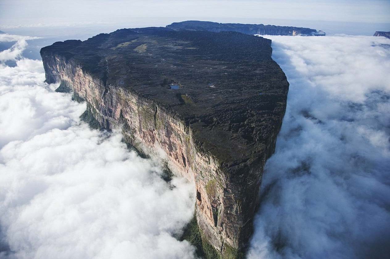 El misterioso Monte Roraima se eleva más de 2500 metros sobre las nubes