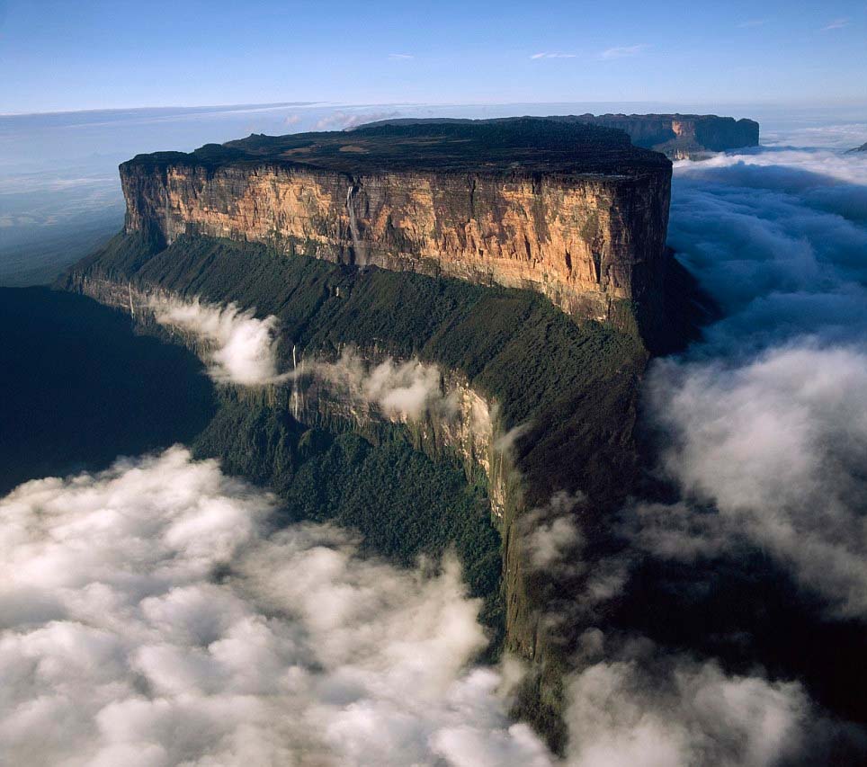 El misterioso Monte Roraima se eleva más de 2500 metros sobre las nubes