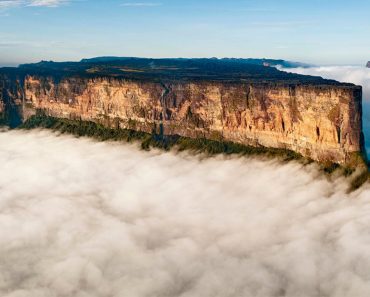 El misterioso Monte Roraima se eleva más de 2500 metros sobre las nubes 1 El misterioso Monte Roraima se eleva más de 2500 metros sobre las nubes