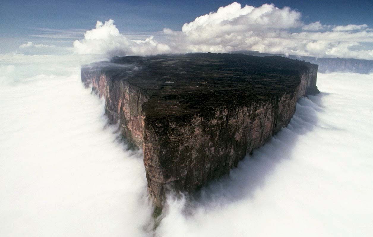 El misterioso Monte Roraima se eleva más de 2500 metros sobre las nubes