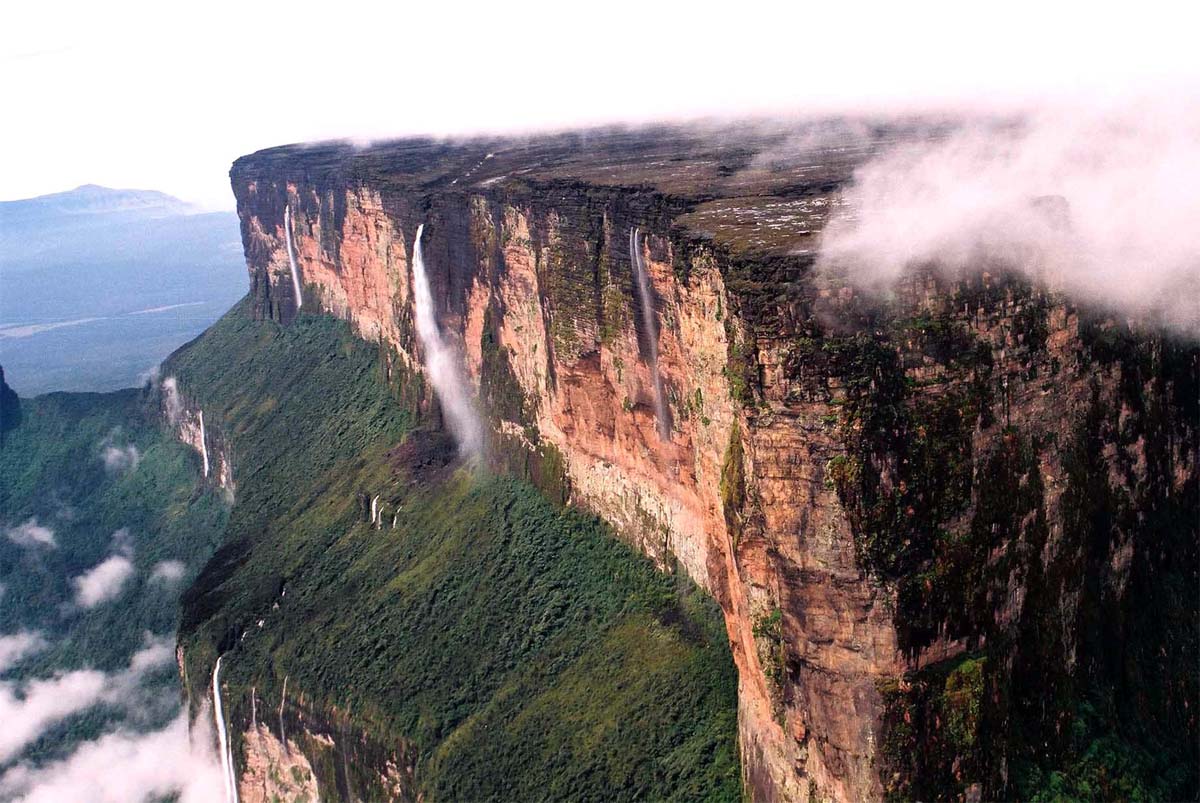 El misterioso Monte Roraima se eleva más de 2500 metros sobre las nubes