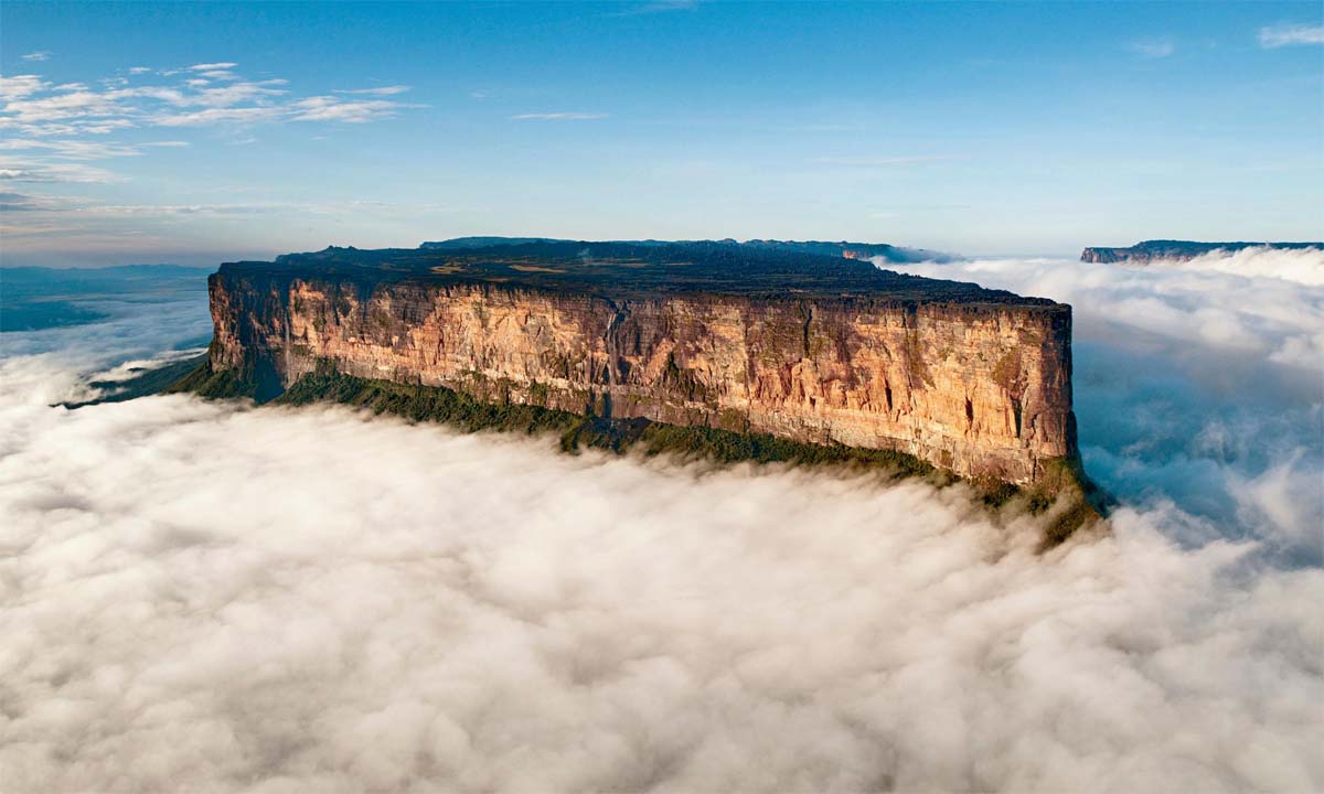 El misterioso Monte Roraima se eleva más de 2500 metros sobre las nubes