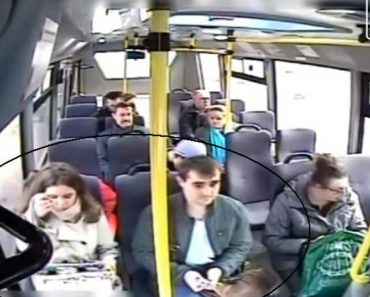 El momento exacto de un sofisticado robo dentro de un bus de transporte público