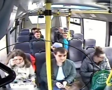 El momento exacto de un sofisticado robo dentro de un bus de transporte público 1 El momento exacto de un sofisticado robo dentro de un bus de transporte público