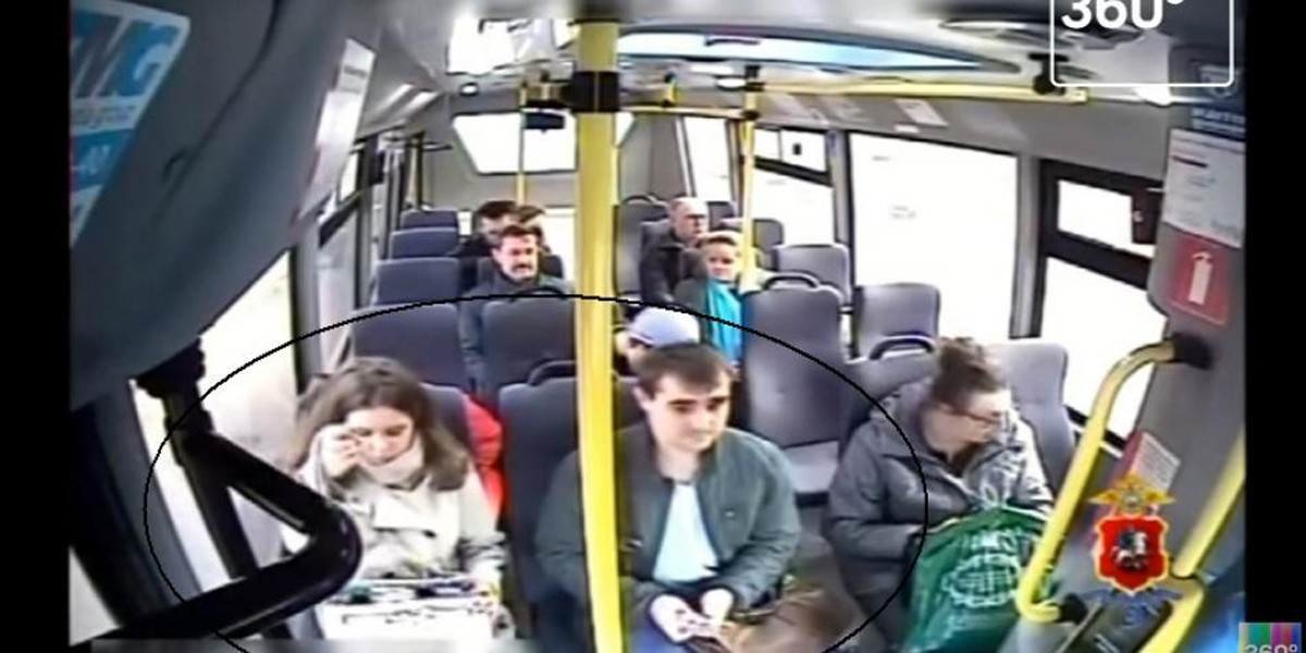 El momento exacto de un sofisticado robo dentro de un bus de transporte público