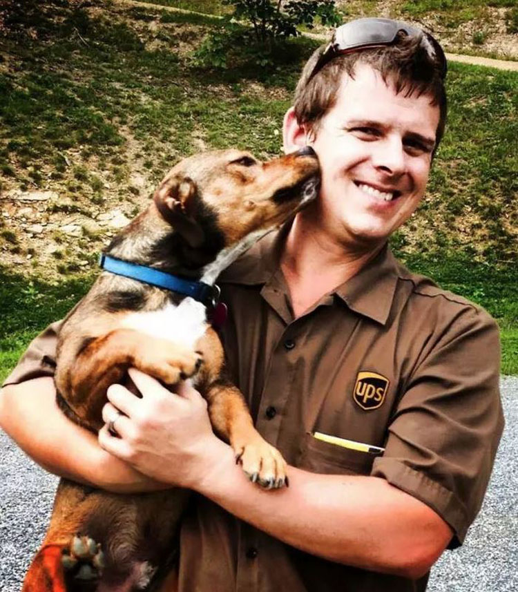 Los conductores de UPS tienen un grupo en Facebook que publica las fotos de los perros con los que se encuentran durante el envío