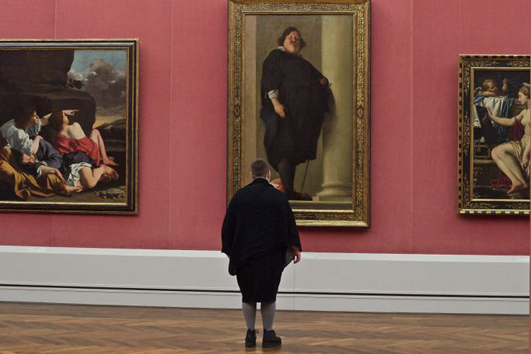 Este fotógrafo espera en el museo para emparejar obras de arte con visitantes. ¡El resultado es genial!