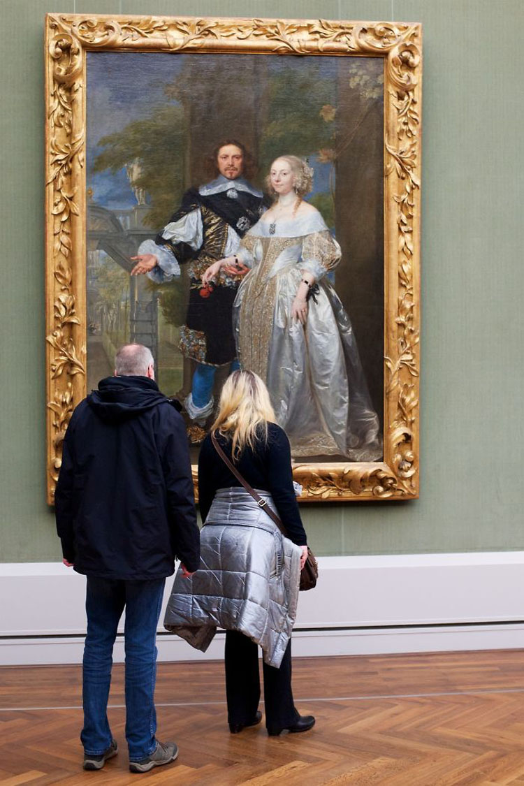 Este fotógrafo espera en el museo para emparejar obras de arte con visitantes. ¡El resultado es genial!