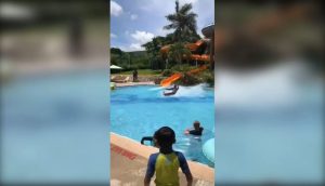 ¿Es real? El vídeo viral del chico del tobogán de agua que desconcierta a Internet